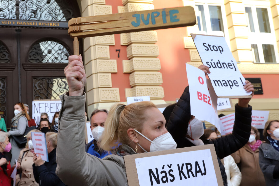 Zamestnanci Krajského súdu v Banskej Bystrici protestovali.