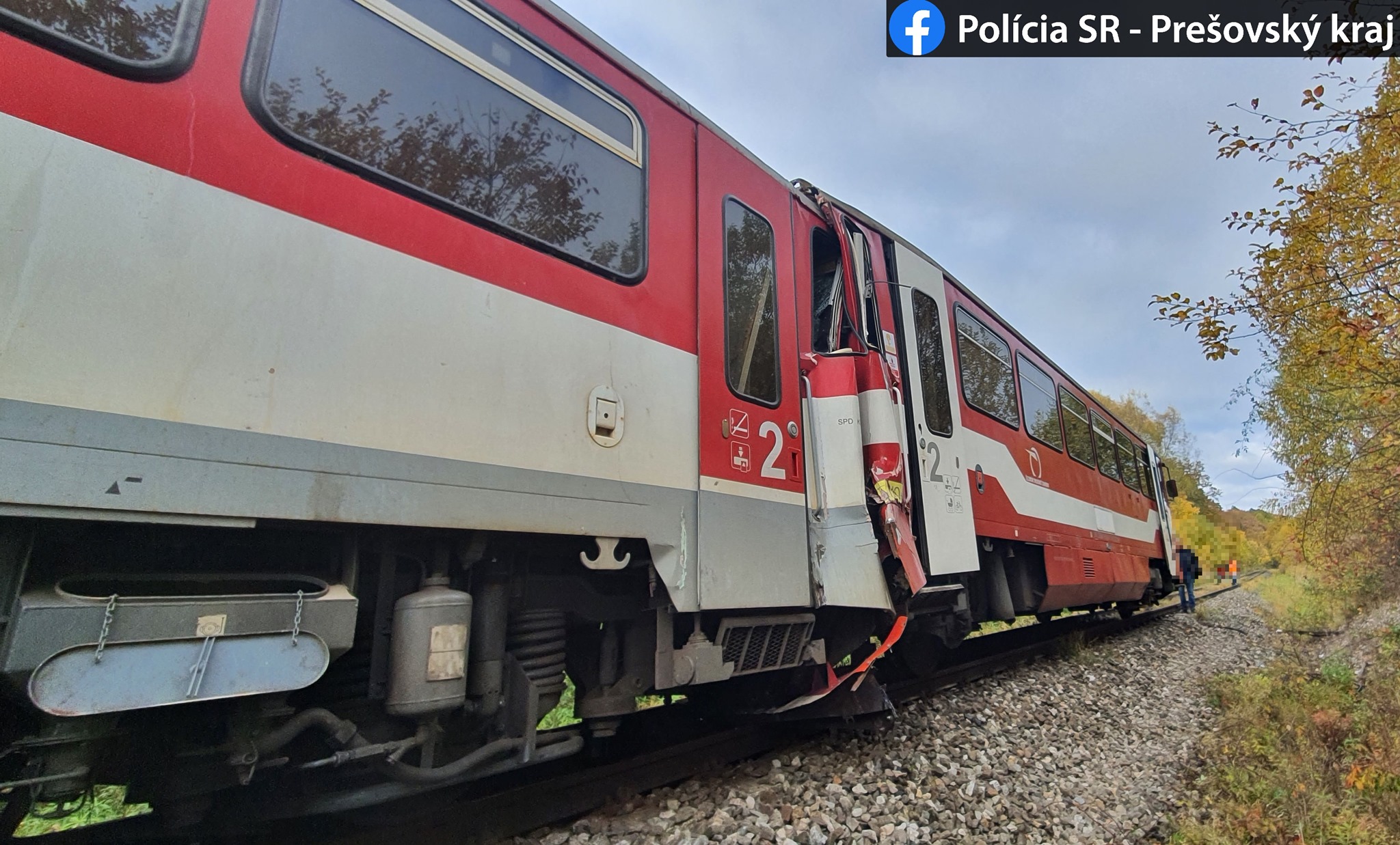 Náhradný vlak narazil do vlaku, ktorý mal pre poruchu odtiahnuť.