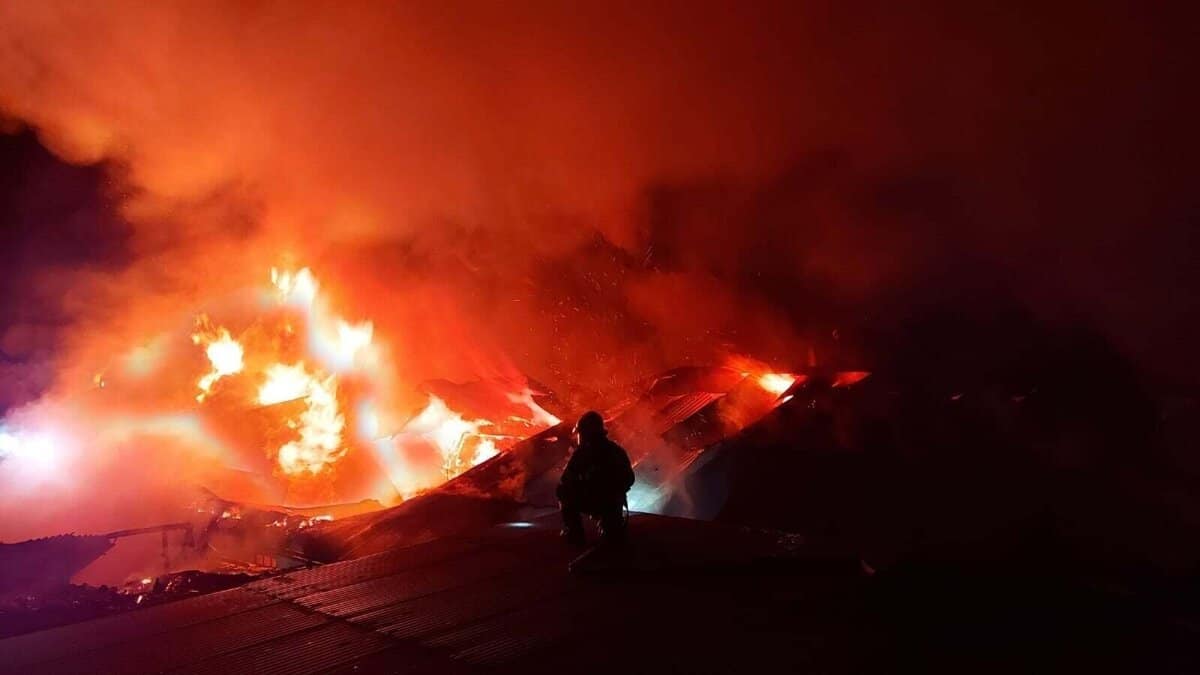 POŽIAR SKLÁDKY! Už hodiny zasahuje na mieste 30 hasičov, monitorujú aj ovzdušie