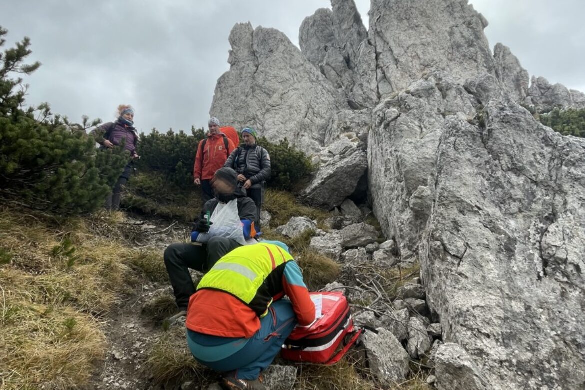 Po páde na Sivom vrchu pomáhali záchranári 47-ročnému turistovi.