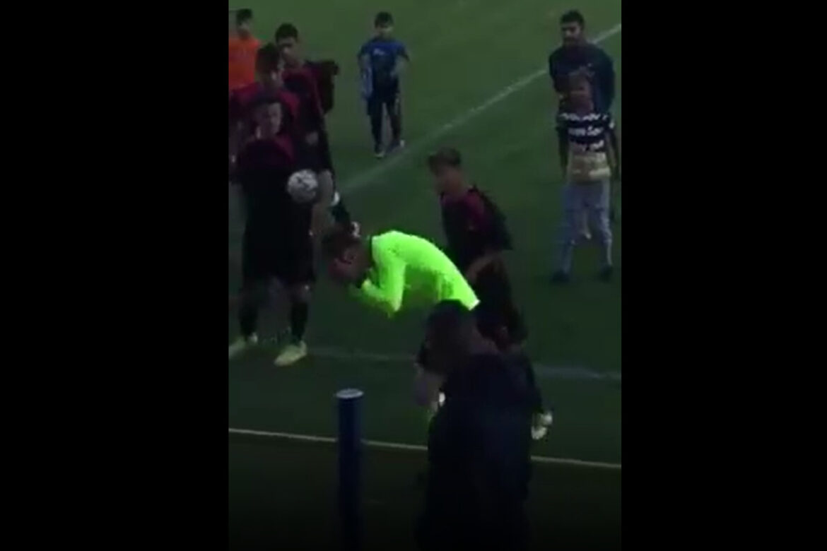 15-ročný futbalista zaútočil na na hlavného rozhodcu.