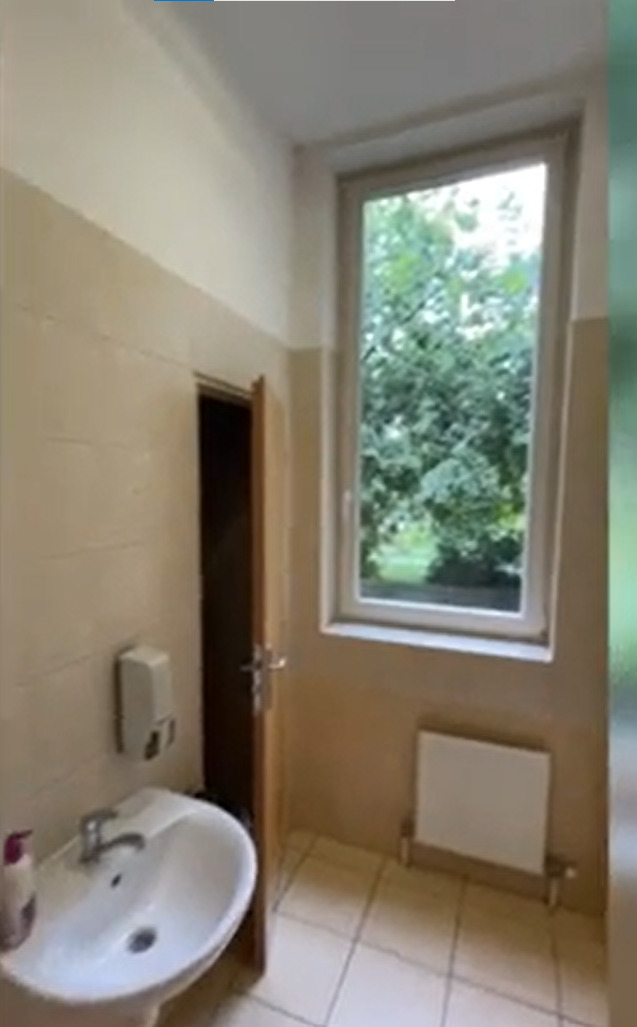 Toaleta z ktorej drogový díler vyskočil von oknom