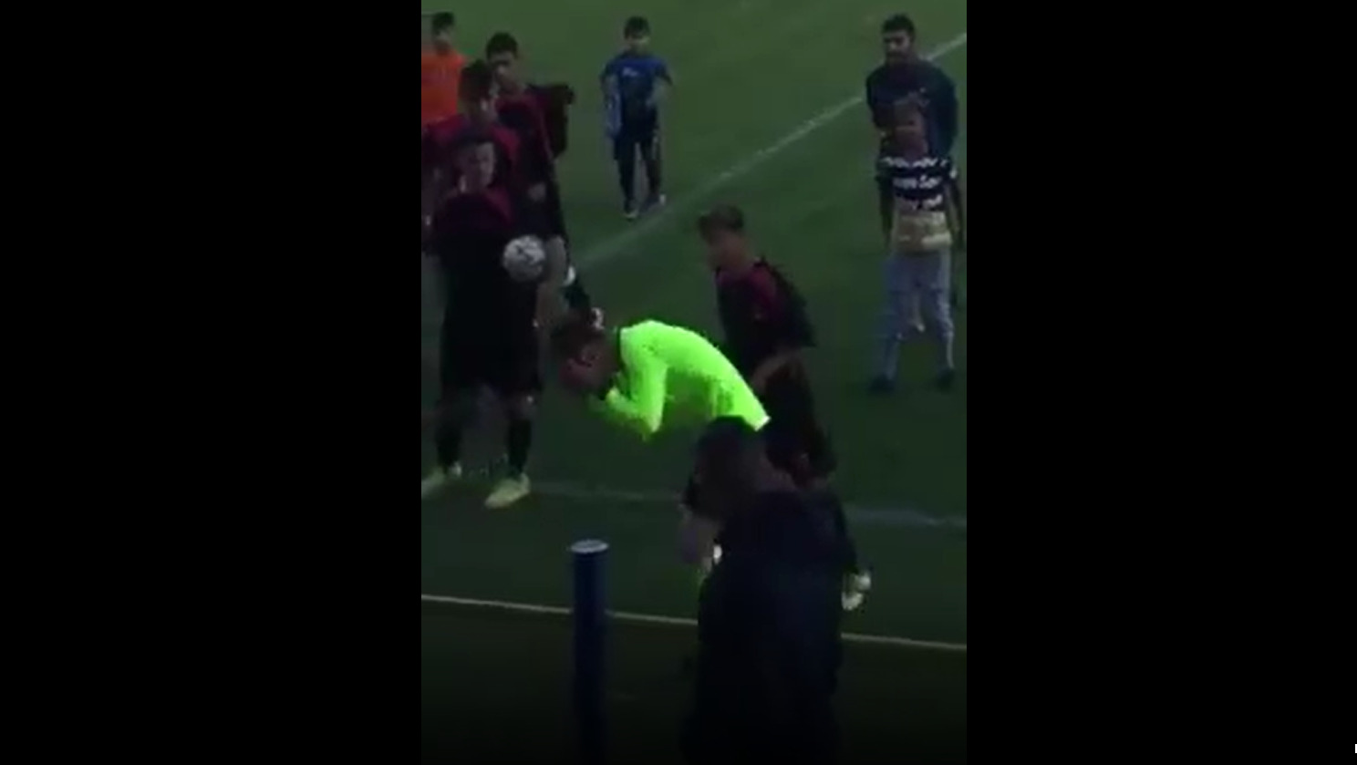 15-ročný futbalista zaútočil na na hlavného rozhodcu.