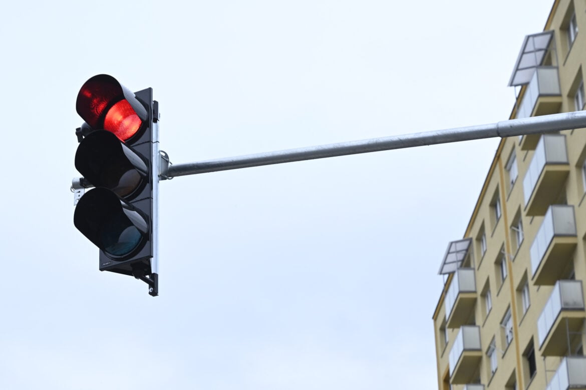 Na jednej križovatke nefungujú semafory.