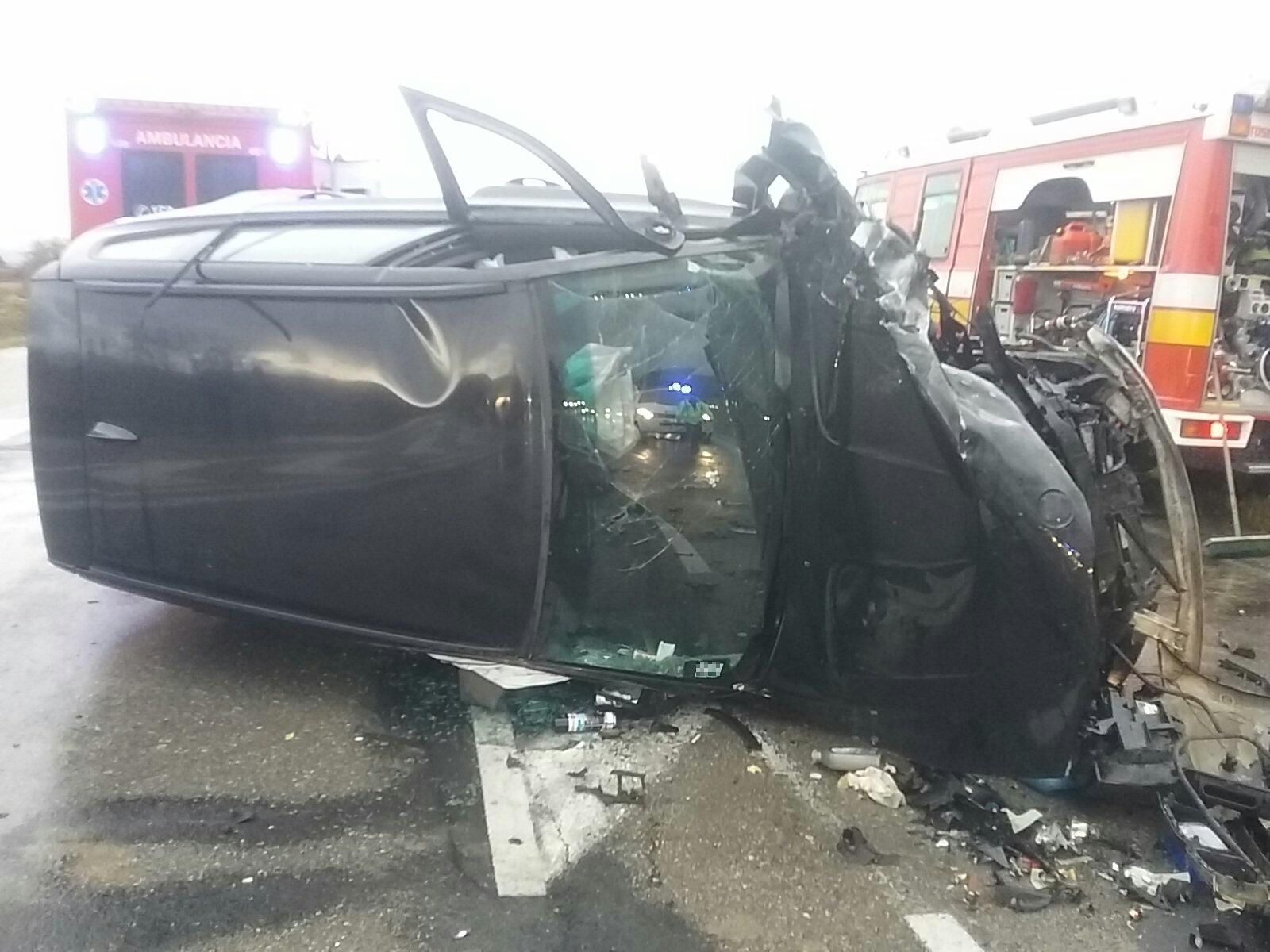 Pri nehode neďaleko Trenčína sa zranili traja ľudia.