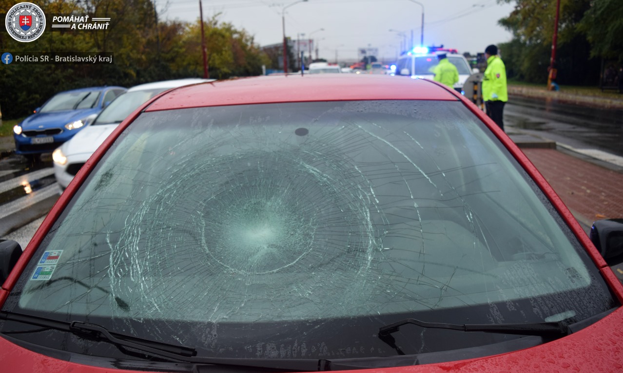 Policajti hľadajú svedkov nehody v Bratislave.