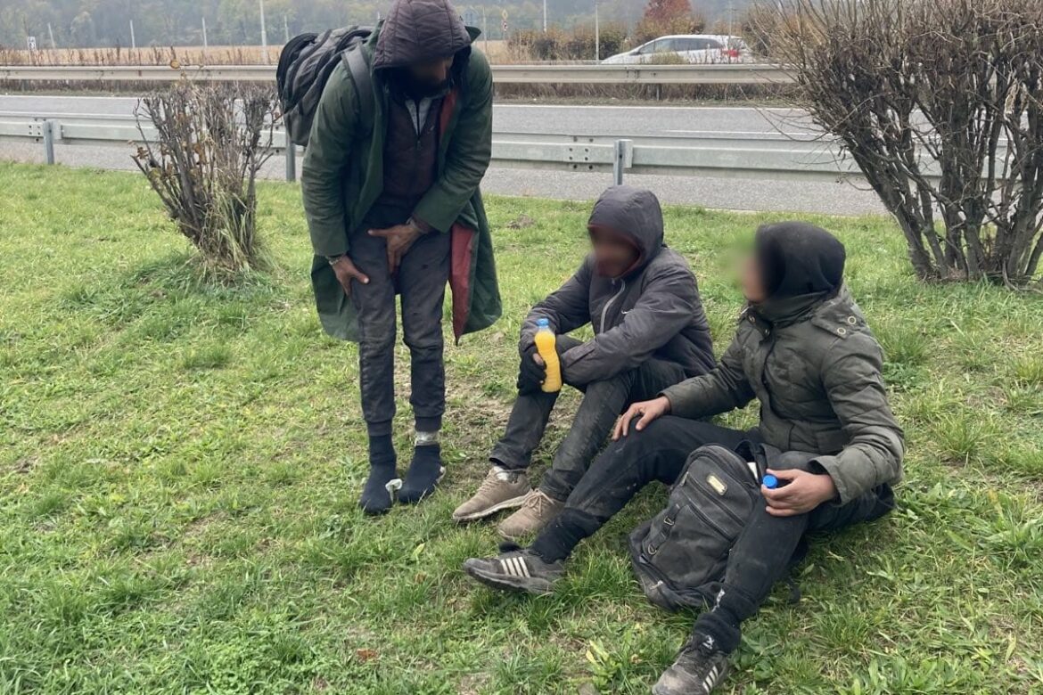 V piatok pri Rusovciach zadržala 11 migrantov v osobnom vozidle.