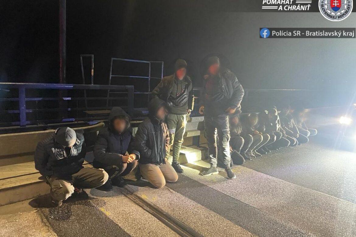V piatok pri Rusovciach zadržala 11 migrantov v osobnom vozidle.