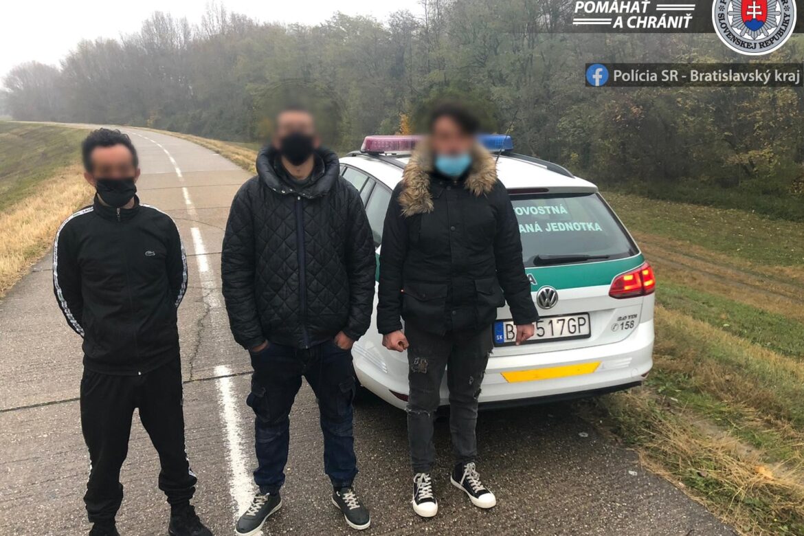 Na hrádzi v blízkosti bratislavského Mosta SNP zadržala troch migrantov.