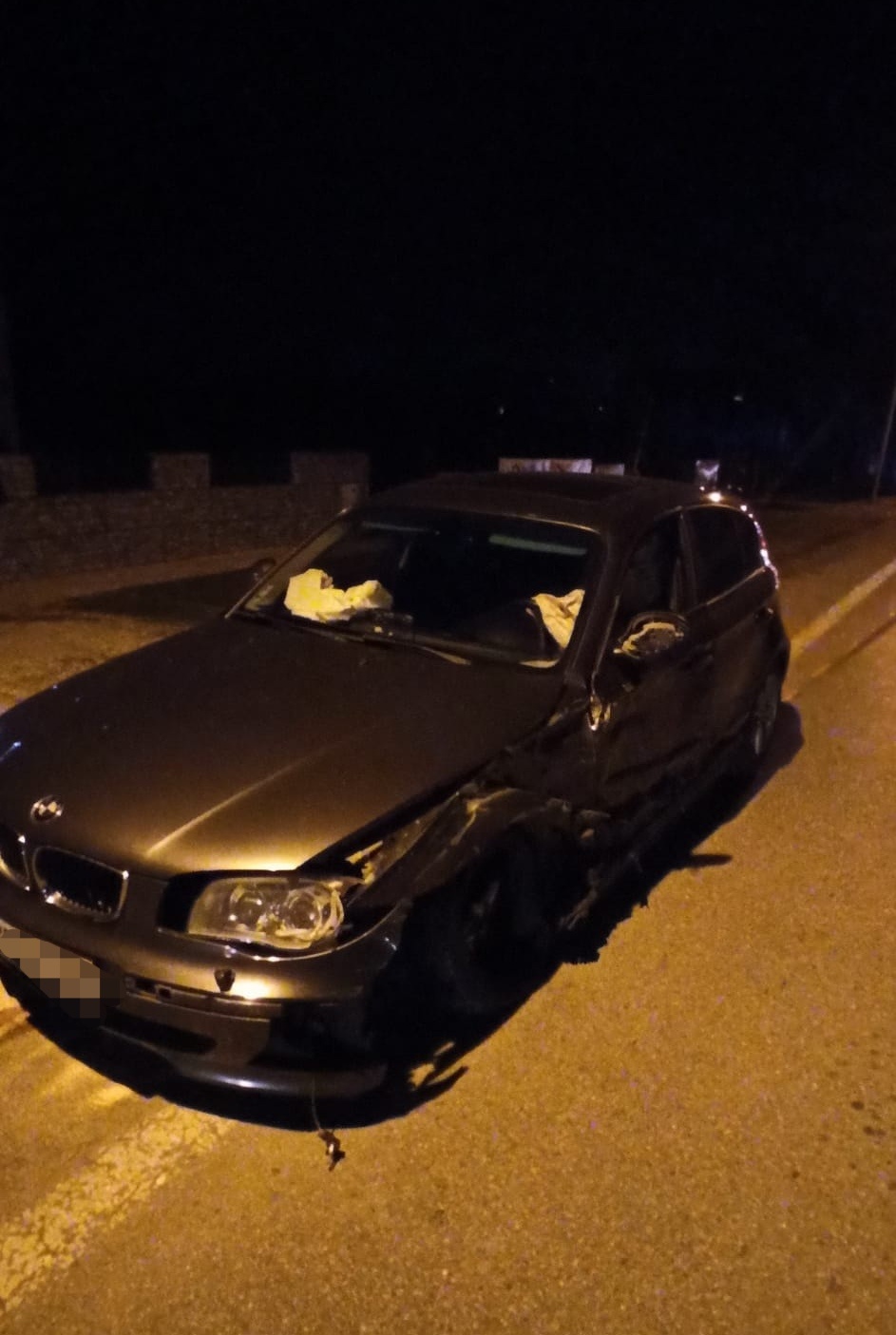 Zrážku troch osobných áut v Maduniciach neprežila jedna osoba.