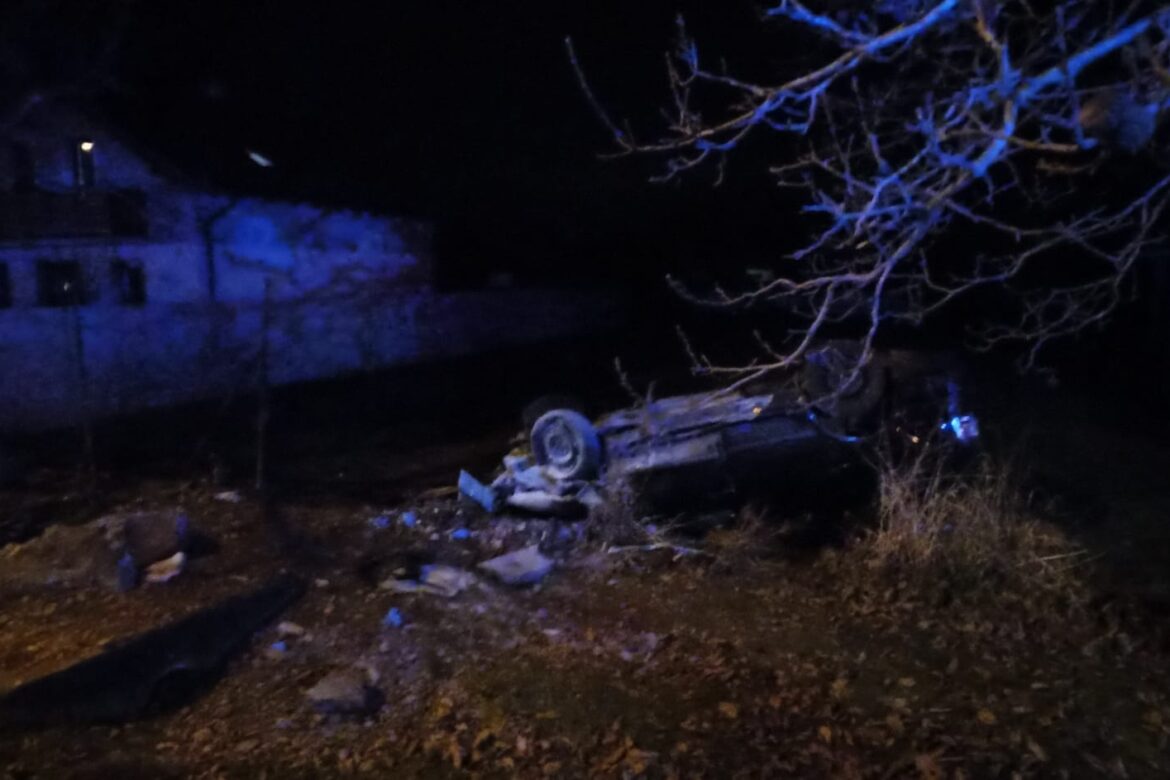 Zrážku troch osobných áut v Maduniciach neprežila jedna osoba.