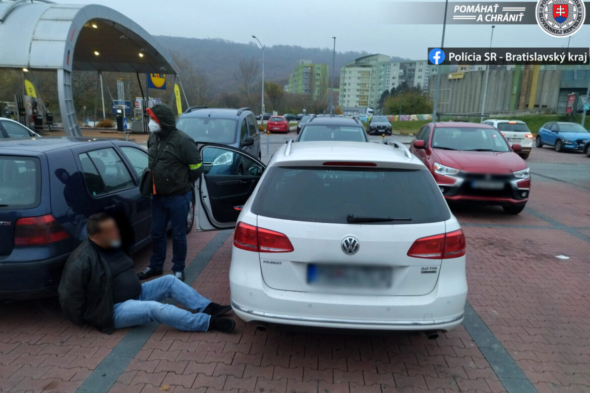 Policajti zadržali zlodeja, ktorý sa opakovane snažil ukradnúť auto.