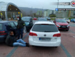 Policajti zadržali zlodeja, ktorý sa opakovane snažil ukradnúť auto.