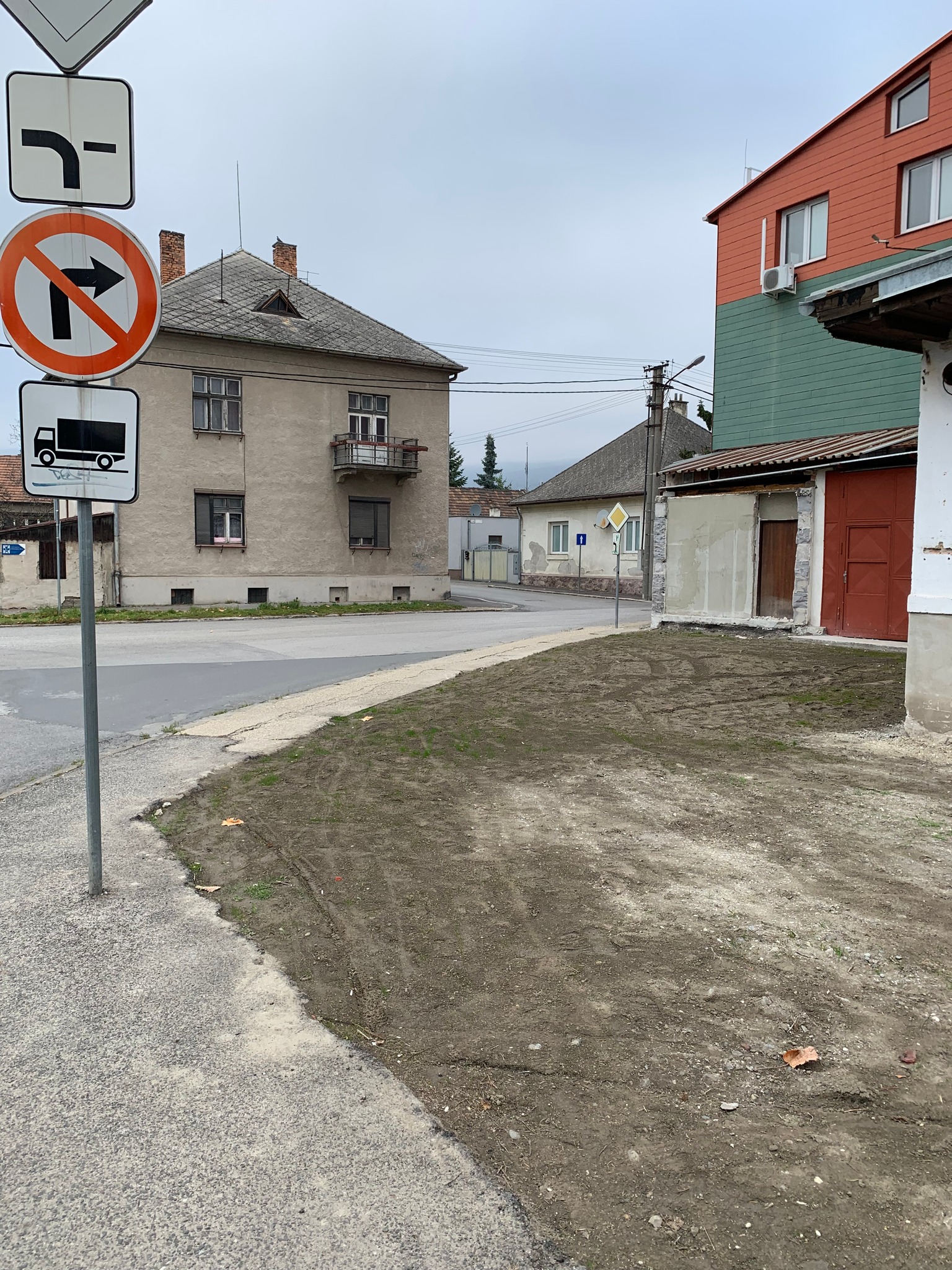 Nebezpečná križovatka v bratislavskej mestskej časti Rača.