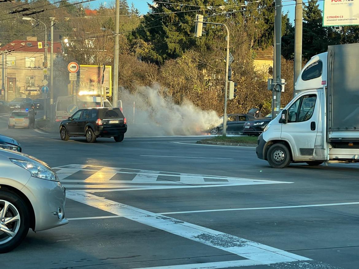 V Bratislave horí auto.