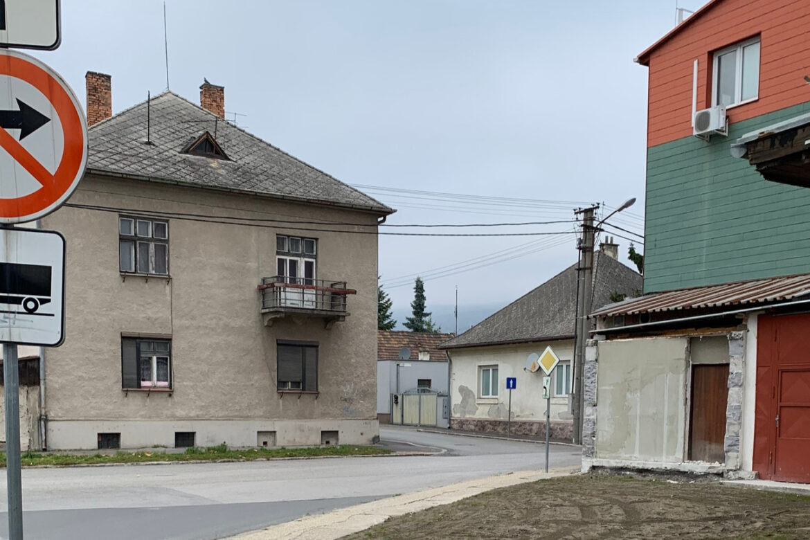 Nebezpečná križovatka v bratislavskej mestskej časti Rača.