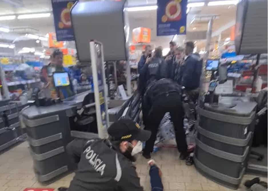 NÁSILIE STÚPA! Policajti PORIADNE TVRDO zasiahli v piešťanskom supermarkete