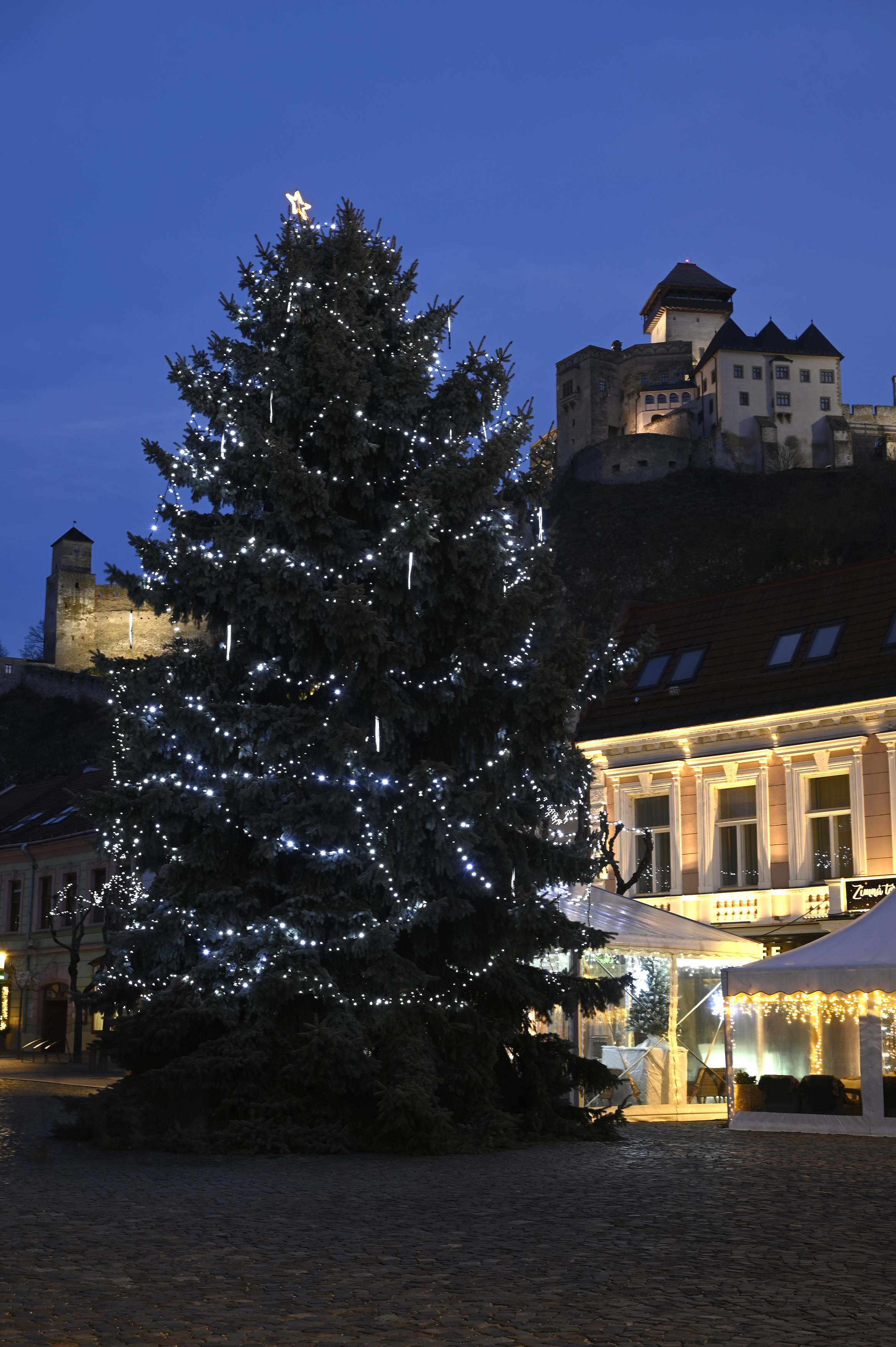 Vianočný strom v Trenčíne.
