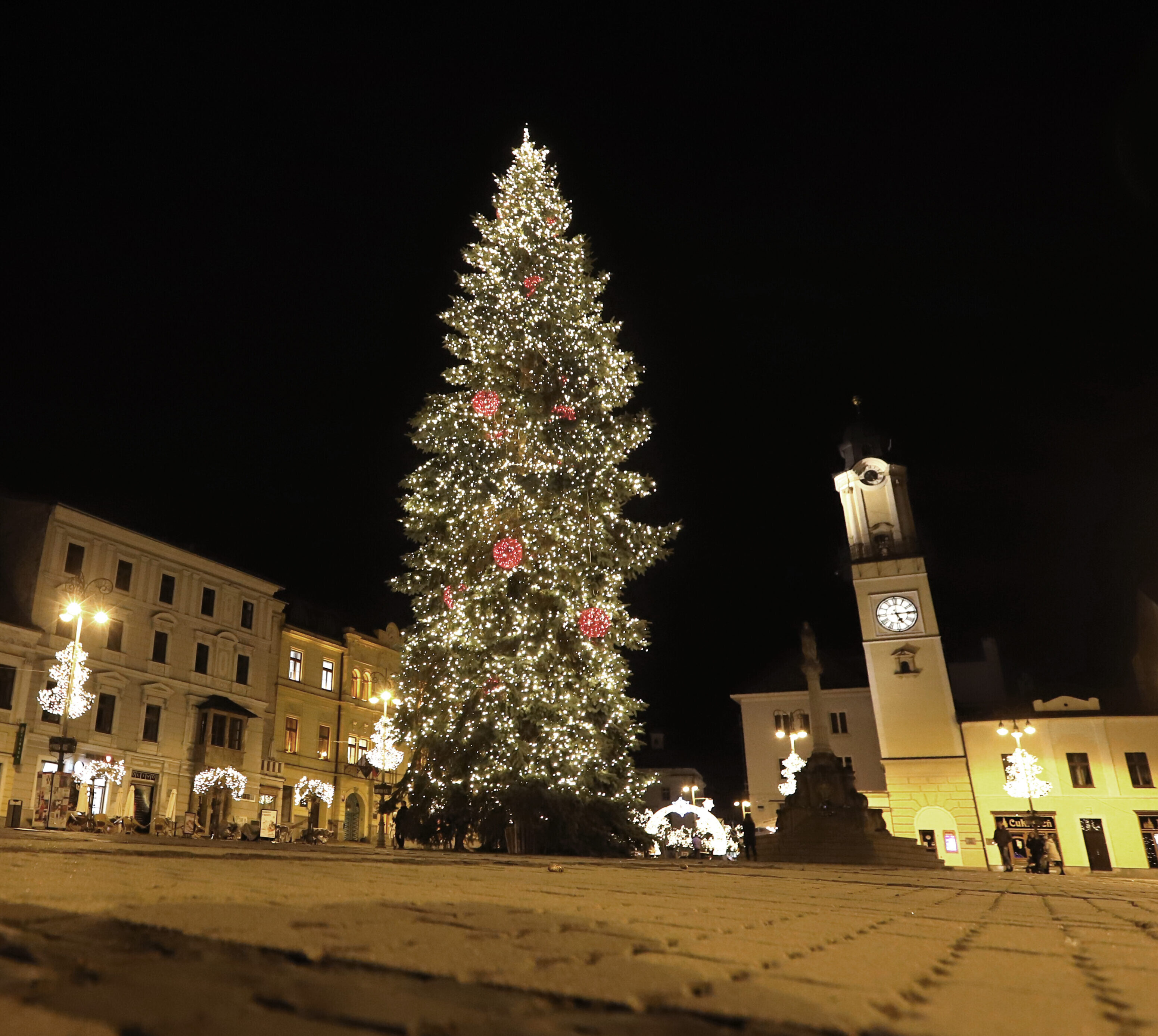 Vianočný strom v Banskej Bystrici.