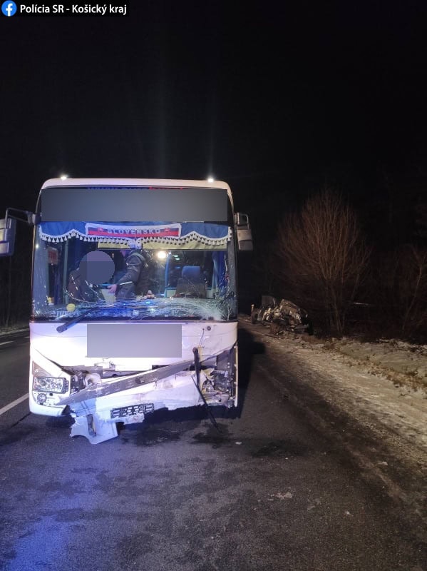 TRAGICKÁ NEHODA Pri zrážke autobusu a osobného auta zomreli dvaja ľudia!
