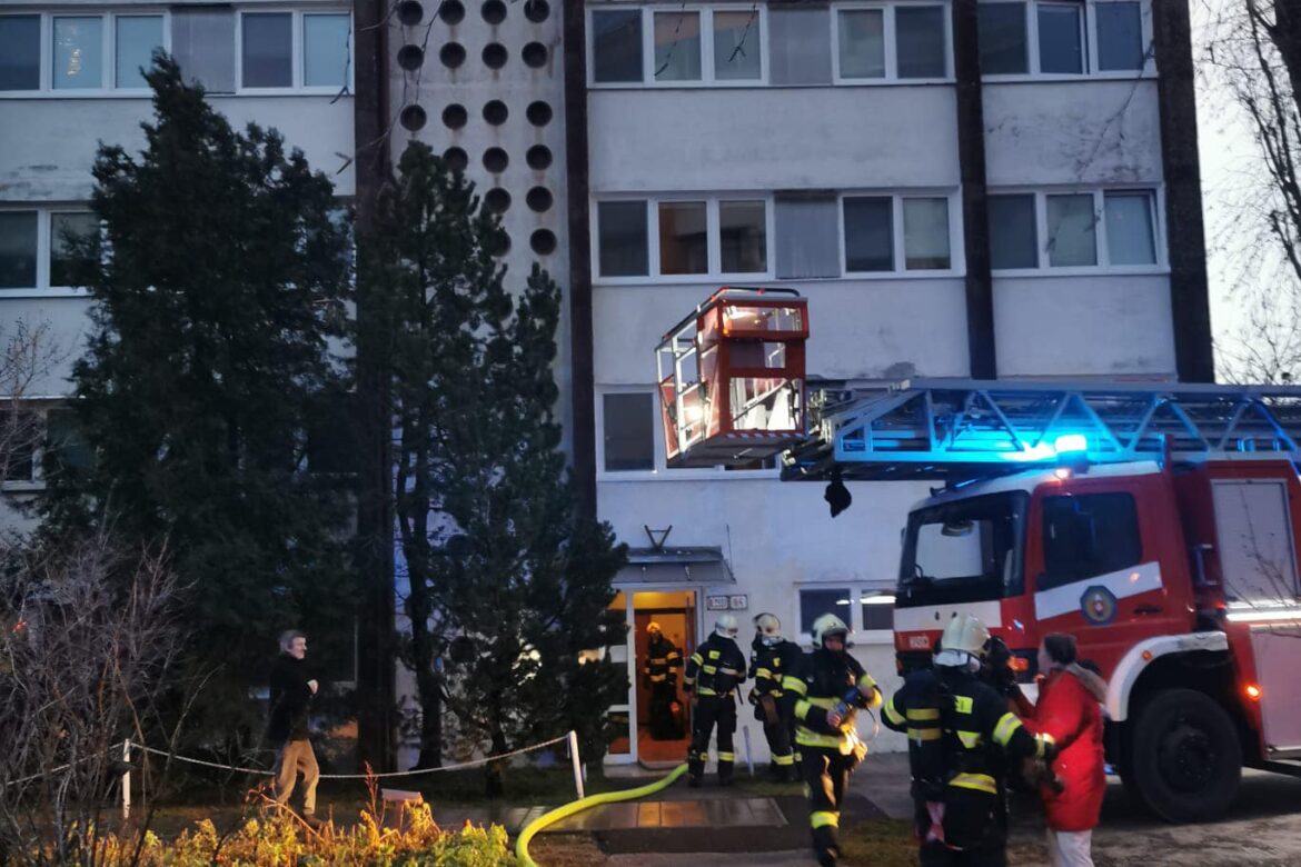 Pri požiari ubytovne v Bratislave sa zranila jedna osoba