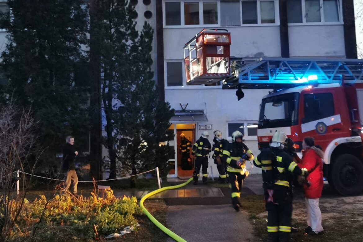 Pri požiari ubytovne v Bratislave sa zranila jedna osoba