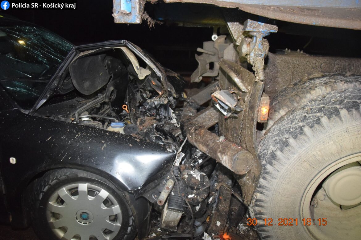 Osobné auto narazilo do nákladného, päť ľudí sa zranilo