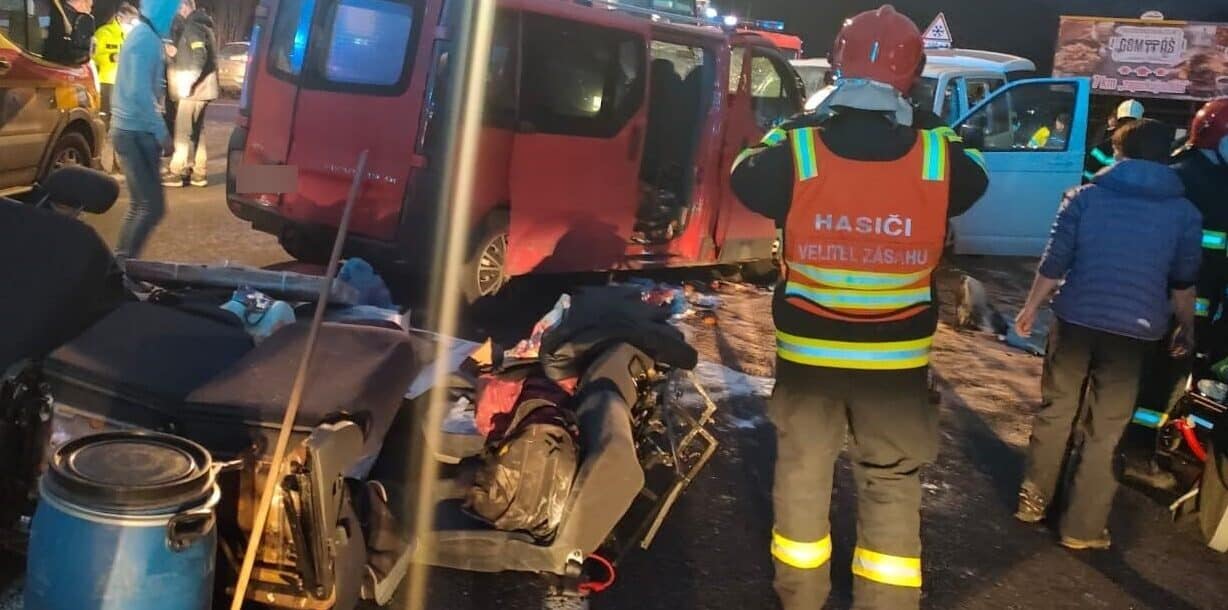 VÁŽNA DOPRAVNÁ NEHODA pri Kraľovanoch. Pri zrážke dvoch áut sa zranilo osem ľudí