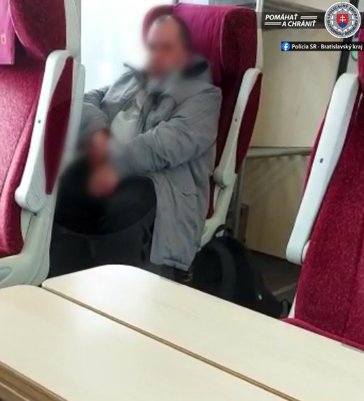 Muž masturboval priamo pred cestujúcou.