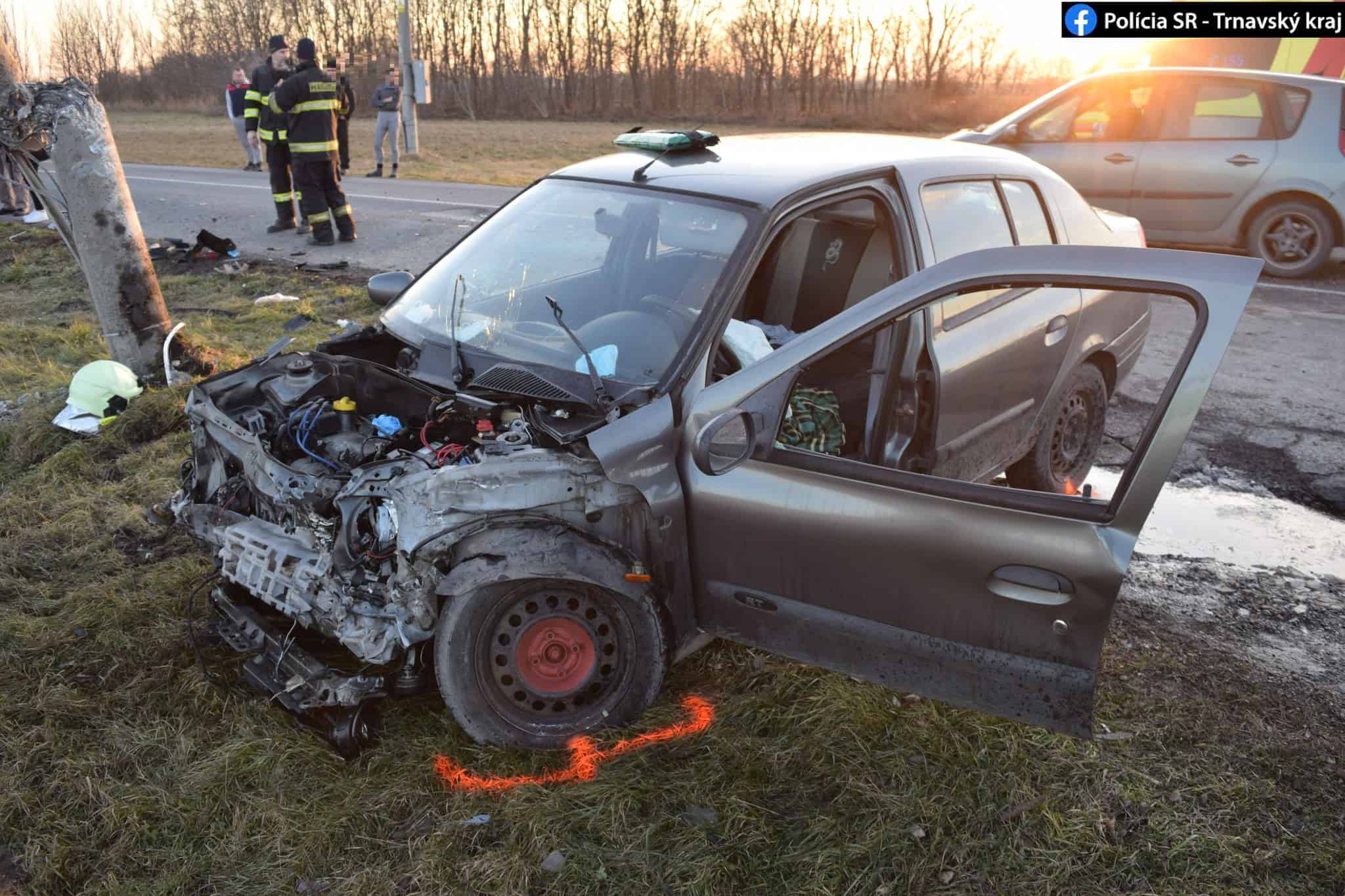 Vážna dopravná nehoda. Zdemolované autá, jedného z troch zranených musel odviezť vrtuľník