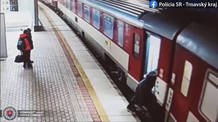 VIDEO HRÔZOSTRAŠNÁ scéna na vlakovej stanici: 73-ročná žena spadla pod IDÚCI VLAK!