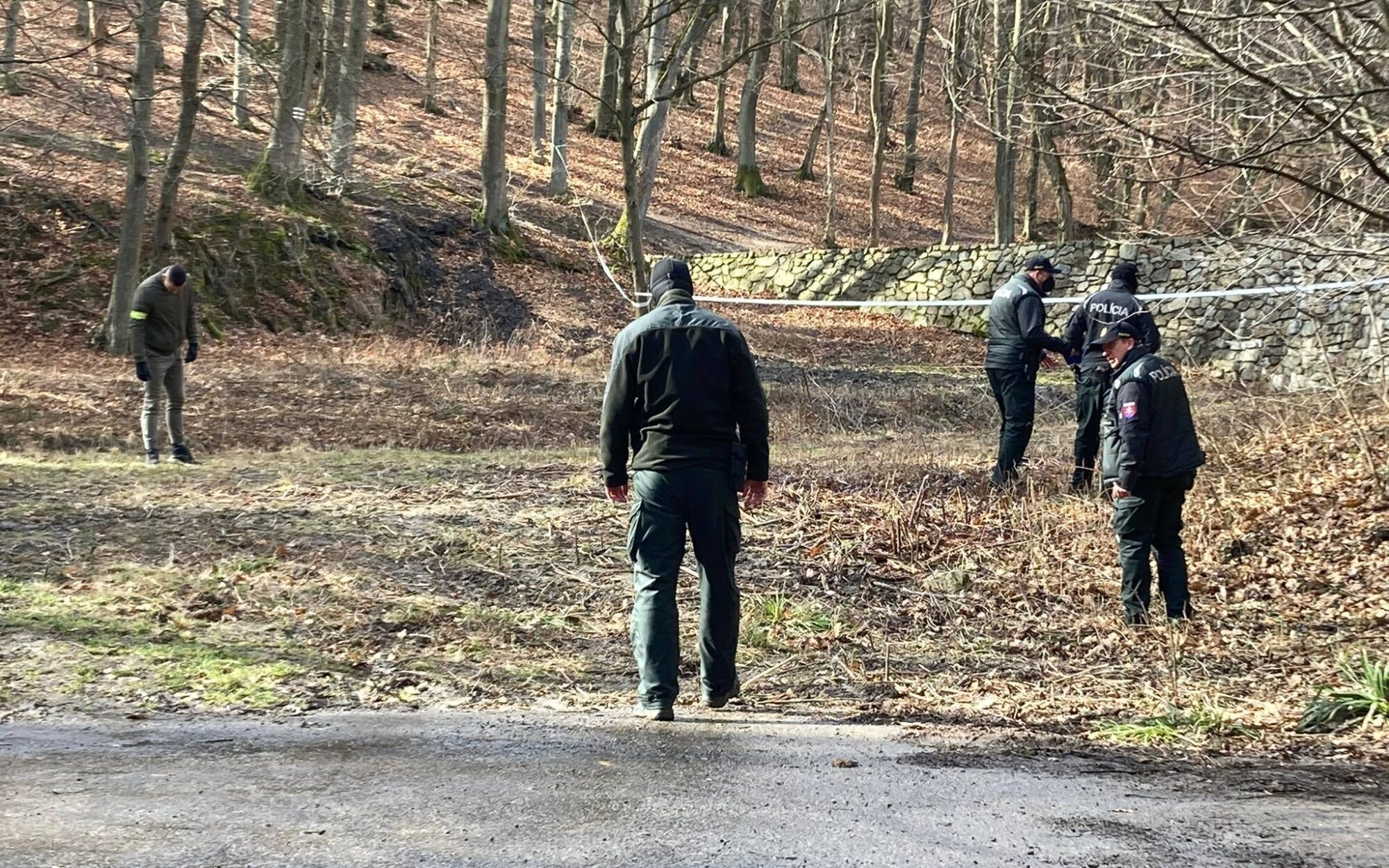 V lese nad bratislavskou Račou našli telo mŕtveho športovca.