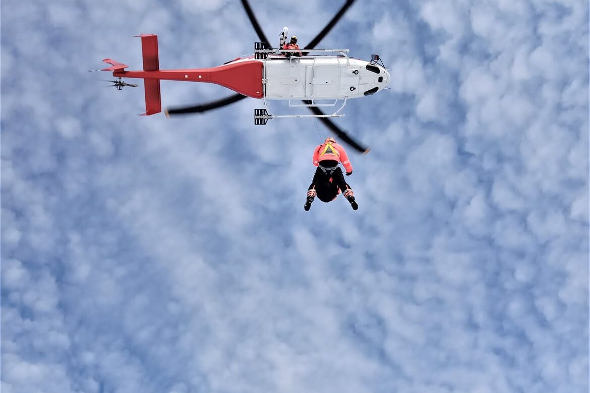 Leteckí záchranári pomáhali v sobotu piatim lyžiarom a jednej vodičke