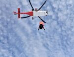 Leteckí záchranári pomáhali v sobotu piatim lyžiarom a jednej vodičke