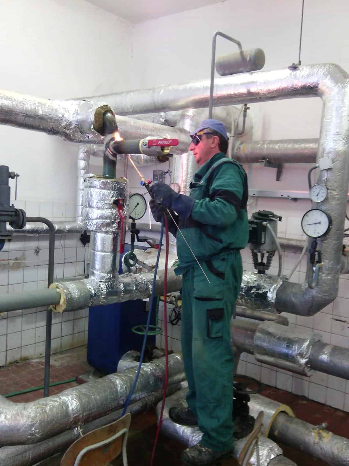 Humenčania bojujú s TEPLOU VODU! Dodávateľ tvrdí, že je všetko v poriadku, vedenie mesta nesúhlasí
