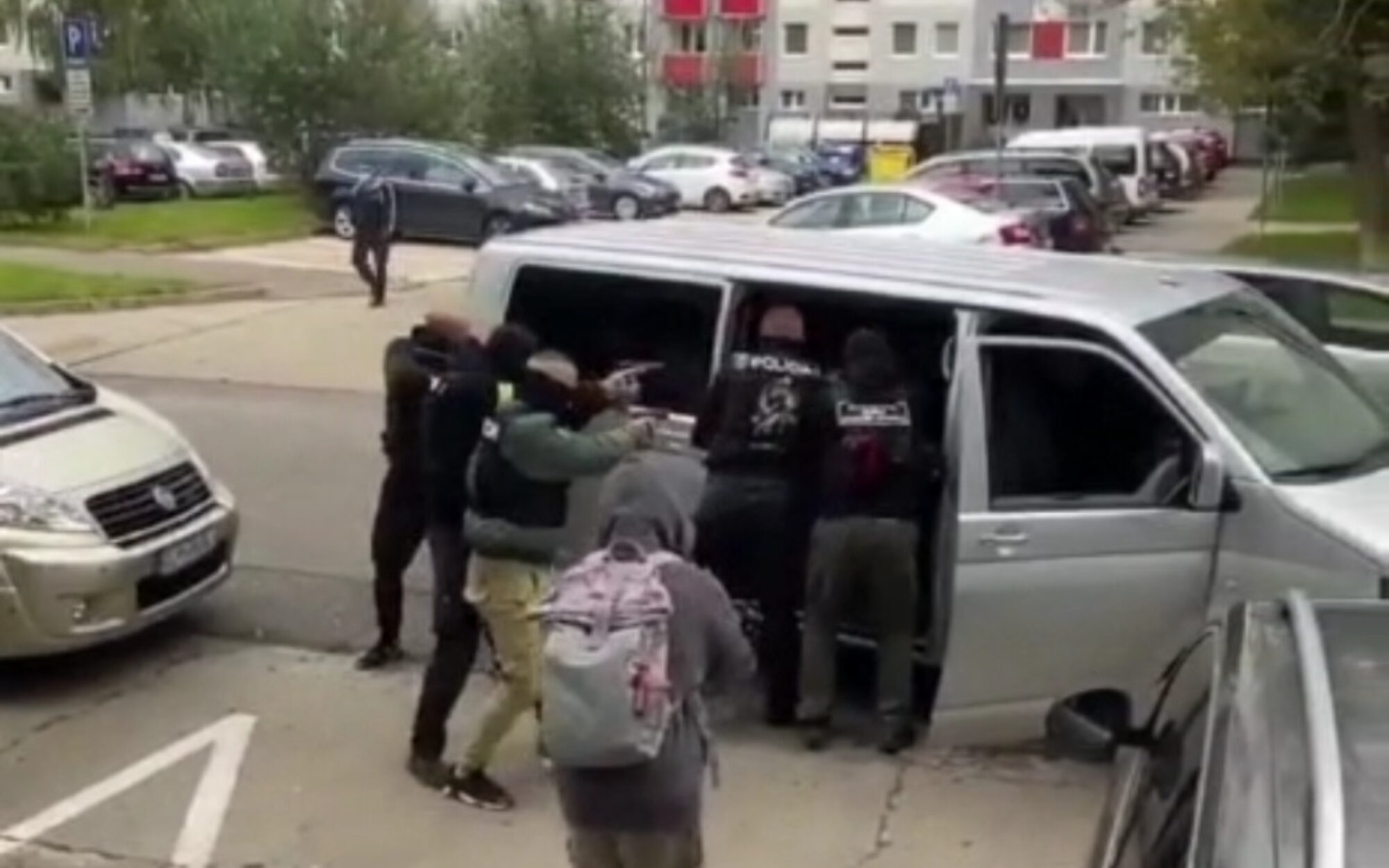 Obyvatelia sú v šoku! Po Bratislave sa potuľuje skupina mušov, ktorí vyzerajú ako policajti.