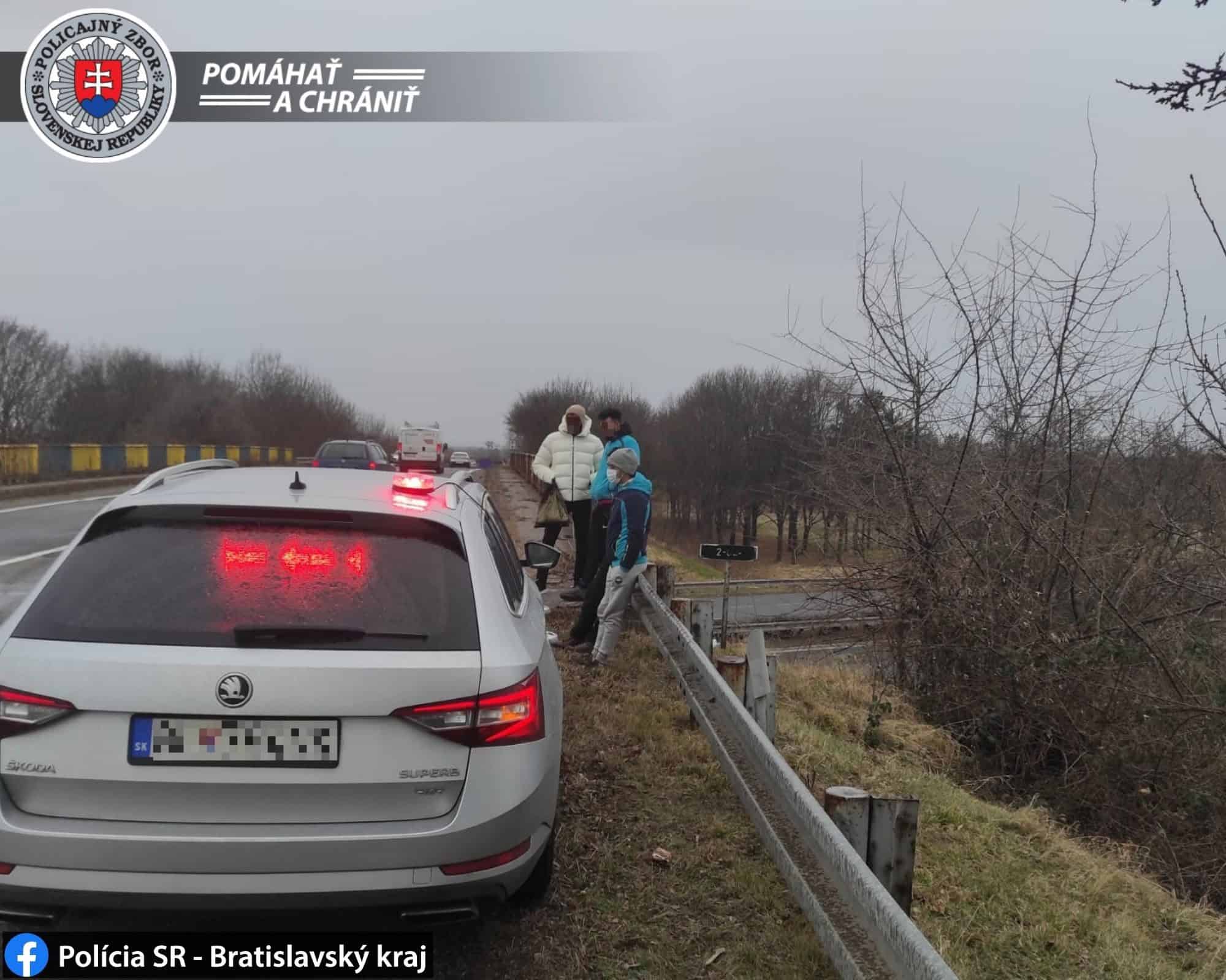Zadržali migrantov zo Sýrie a Maroka. Vyskočili z kamióna rovno na diaľnicu