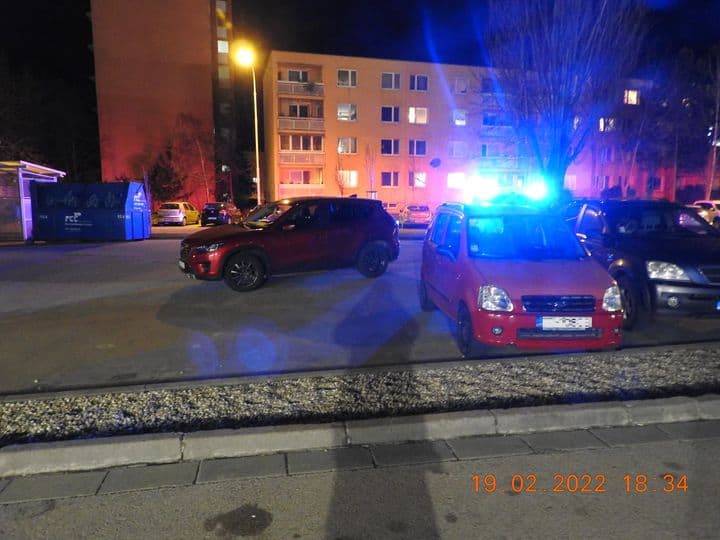 BRUTÁLNA NEHODA! Auto nacúvalo do ženy, ktorá ležala na zemi