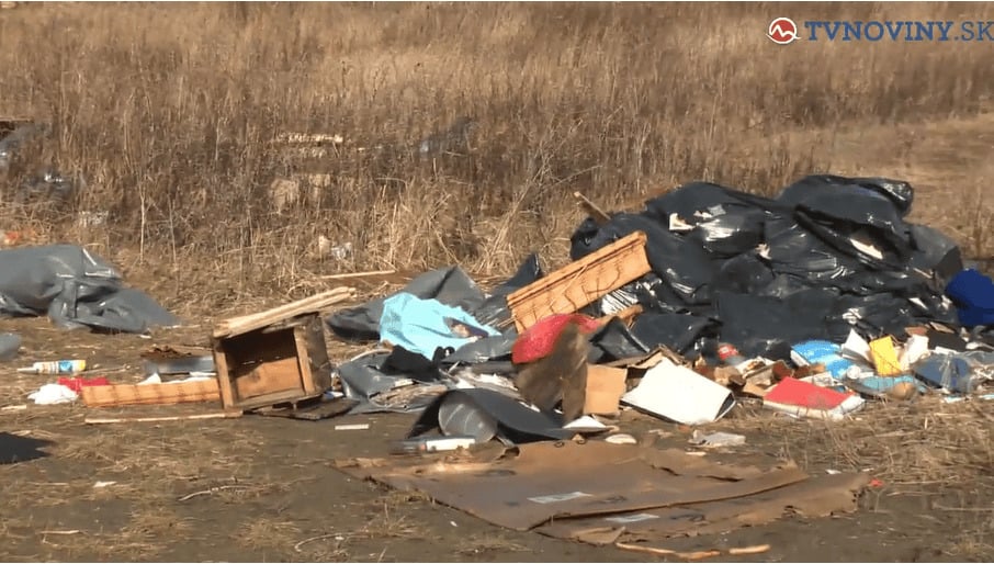 Enviropolicajti odhalili množstvo odpadu ukrytého pod zemou