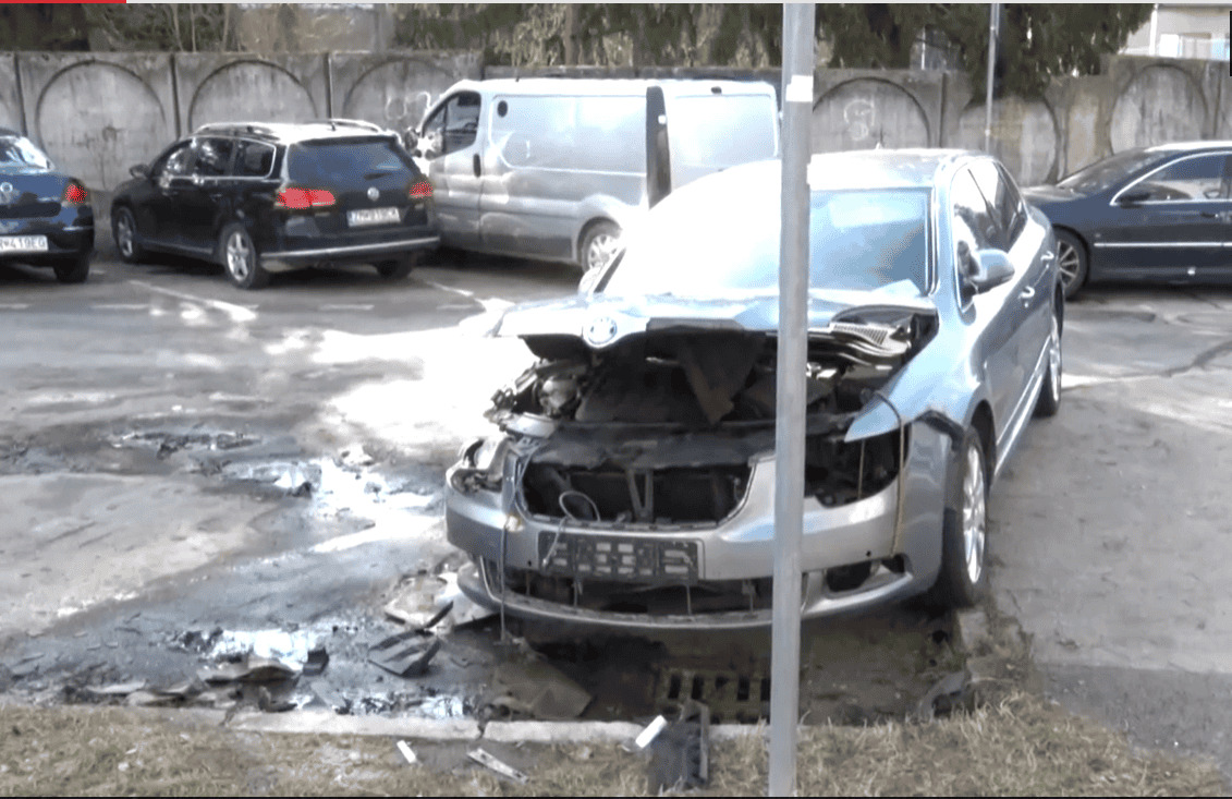 MAFIÁNSKA VÝSTRAHA!? Odsúdenému mužovi explodovalo auto priamo pred domom