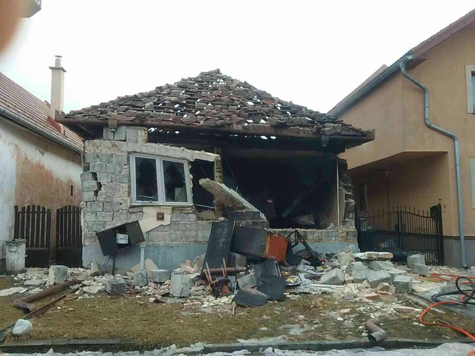 Výbuch plynu zlikvidoval rodinný dom. Potom začalo horieť. Popálený zostal len jeden človek