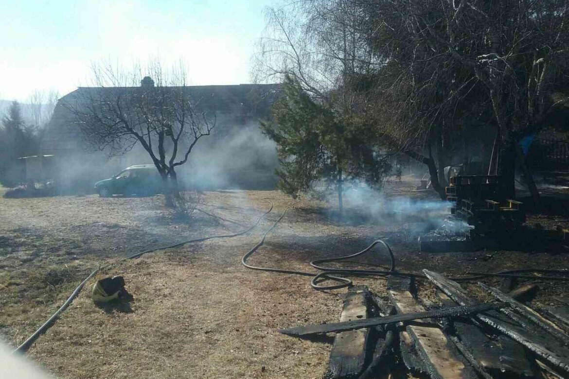 Hasiči naďalej zasahujú pri požiari lesa a lúk v Hornom Tisovníku