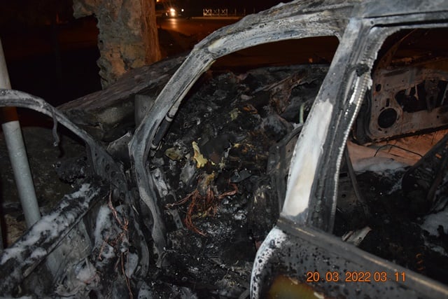 Nočná nehoda s požiarom auta vo Fiľakove si vyžiadala jednu obeť