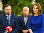 Kandidáti na post predsedu Nitrianskeho samosprávneho kraja Daniel Balko a Martina Holečková počas spoločného brífingu.