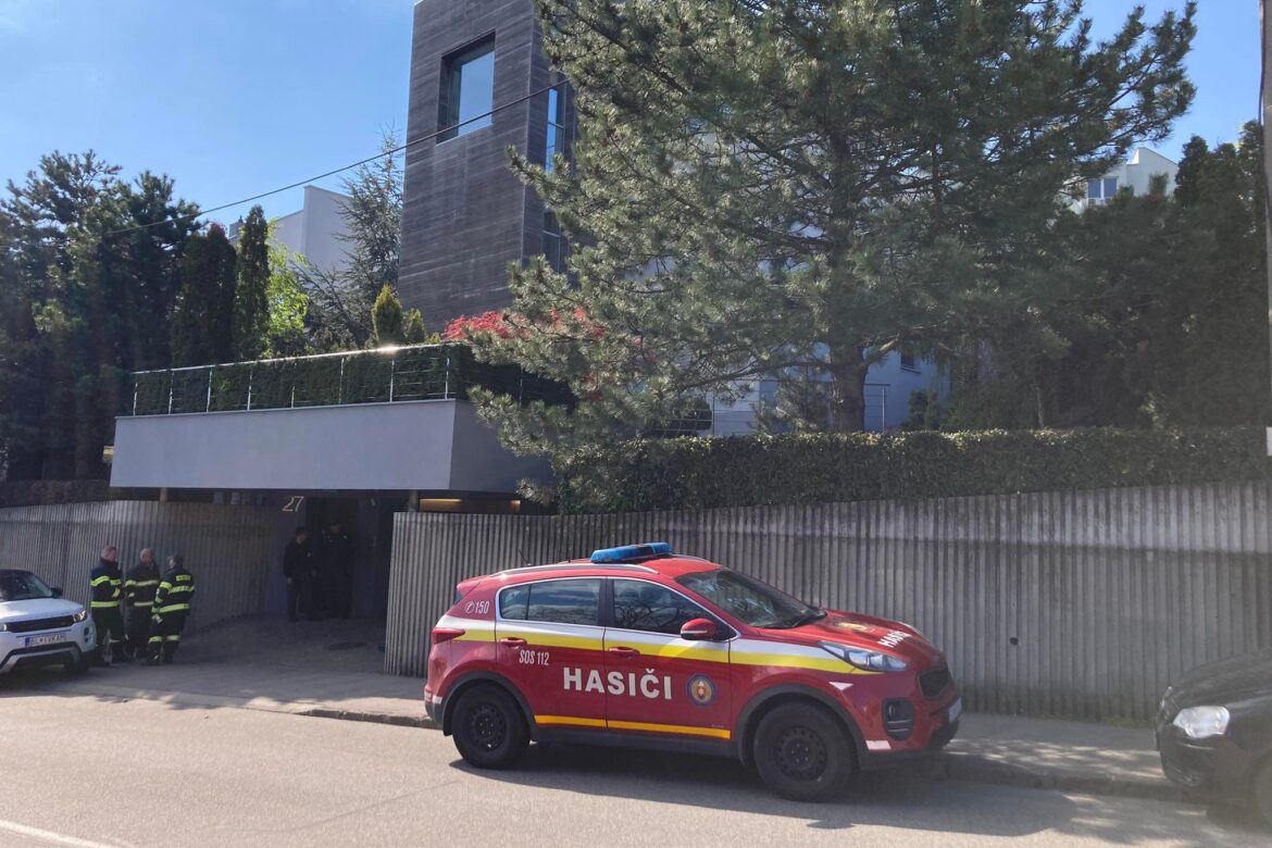 Policajti aj hasiči zasahujú v dome podnikateľa Rastislava Bilasa známeho z emisnej kauzy. Foto: Barbora Plávalová
