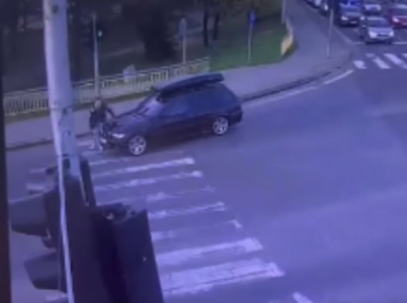 Polícia hľadá vodiča BMW. Na priechode pre chodcov zrazil ženu