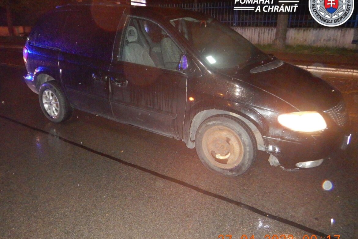 Opitý Ukrajinec narazil do policajného auta. ZDROJ: FB Polícia Bratislavský kraj