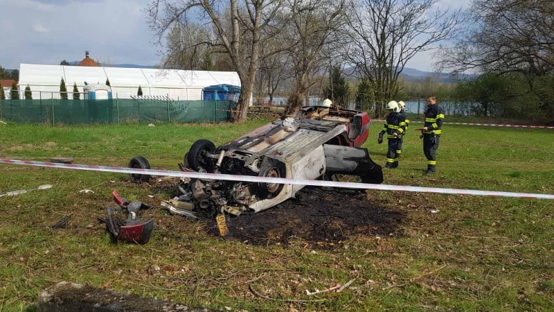 Hrôzostrašná fotografia zhoreného auta. Zdroj: čitateľ