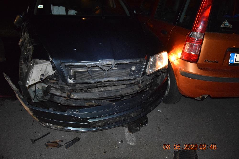 Opitý vodič na cudzom aute narazil do stromu a dvoch zaparkovaných áut.