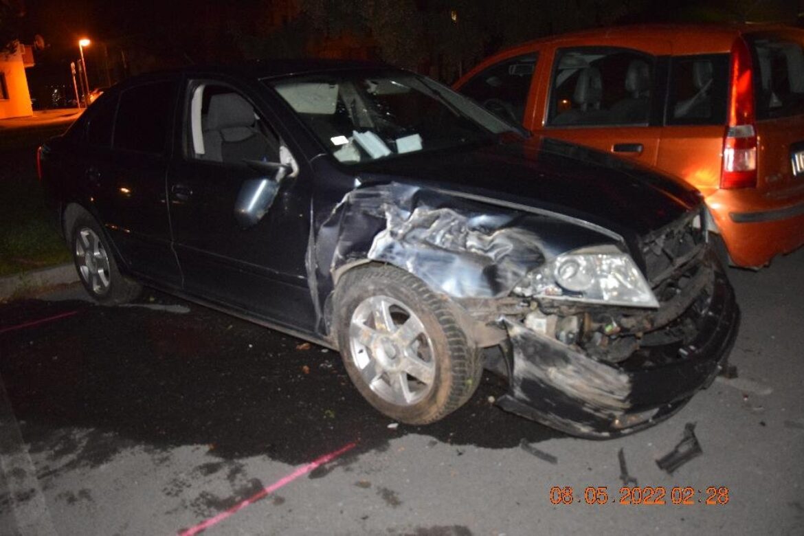 Opitý vodič na cudzom aute narazil do stromu a dvoch zaparkovaných áut.